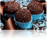 50 BRIGADEIROS DE LEITE CONDENSADO COM CHOCOLATE E GRANULAD